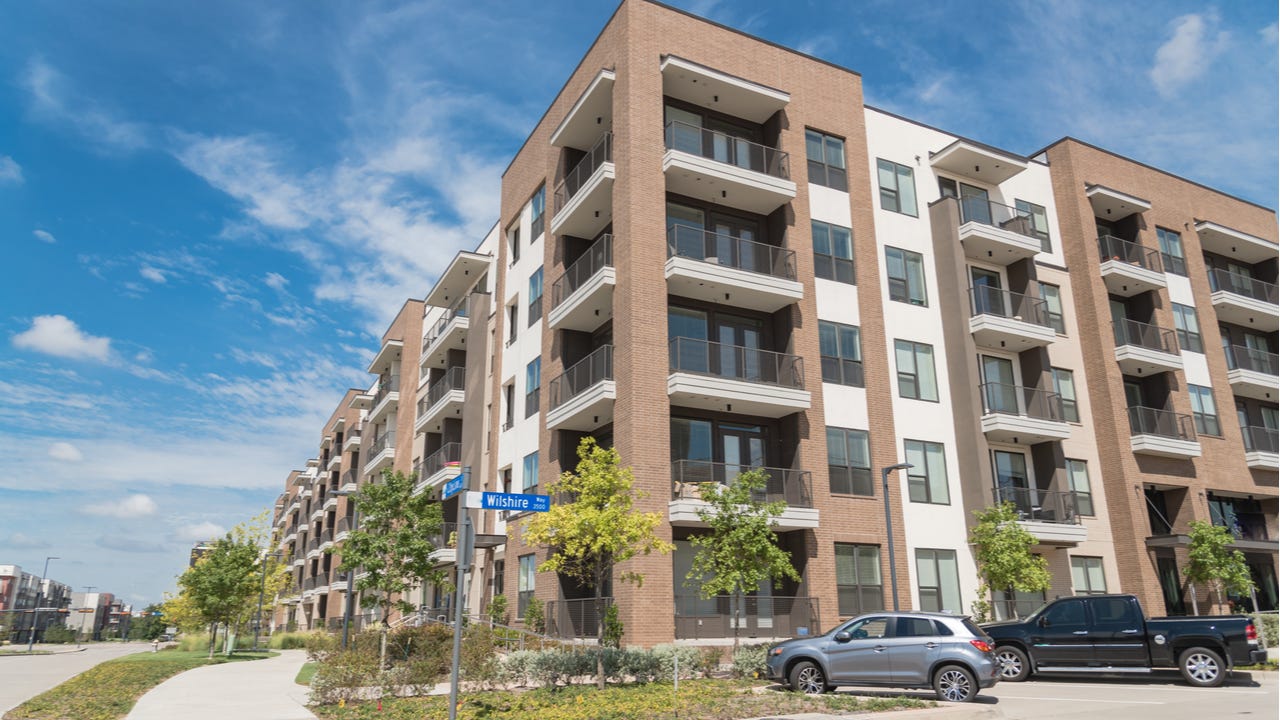 An apartment building in the suburbs of Dallas, Texas